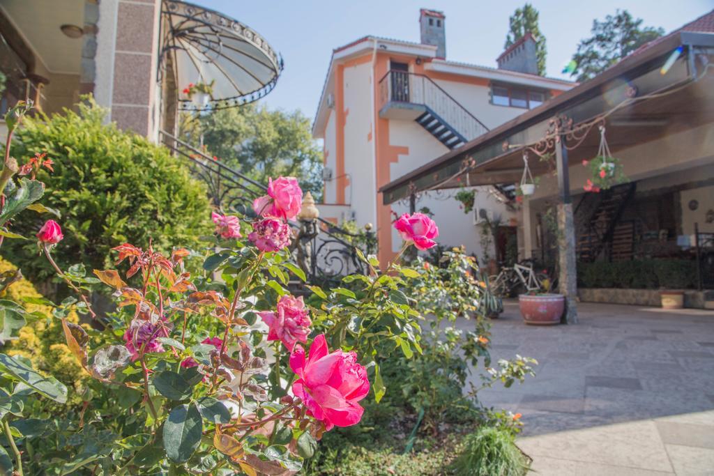 Guest House Montreal Odesa Exterior photo